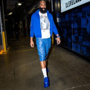 kaiyun.com-客战湖人！骑士入场穿搭：哈登蓝白配最亮眼 米切尔简约白配棕